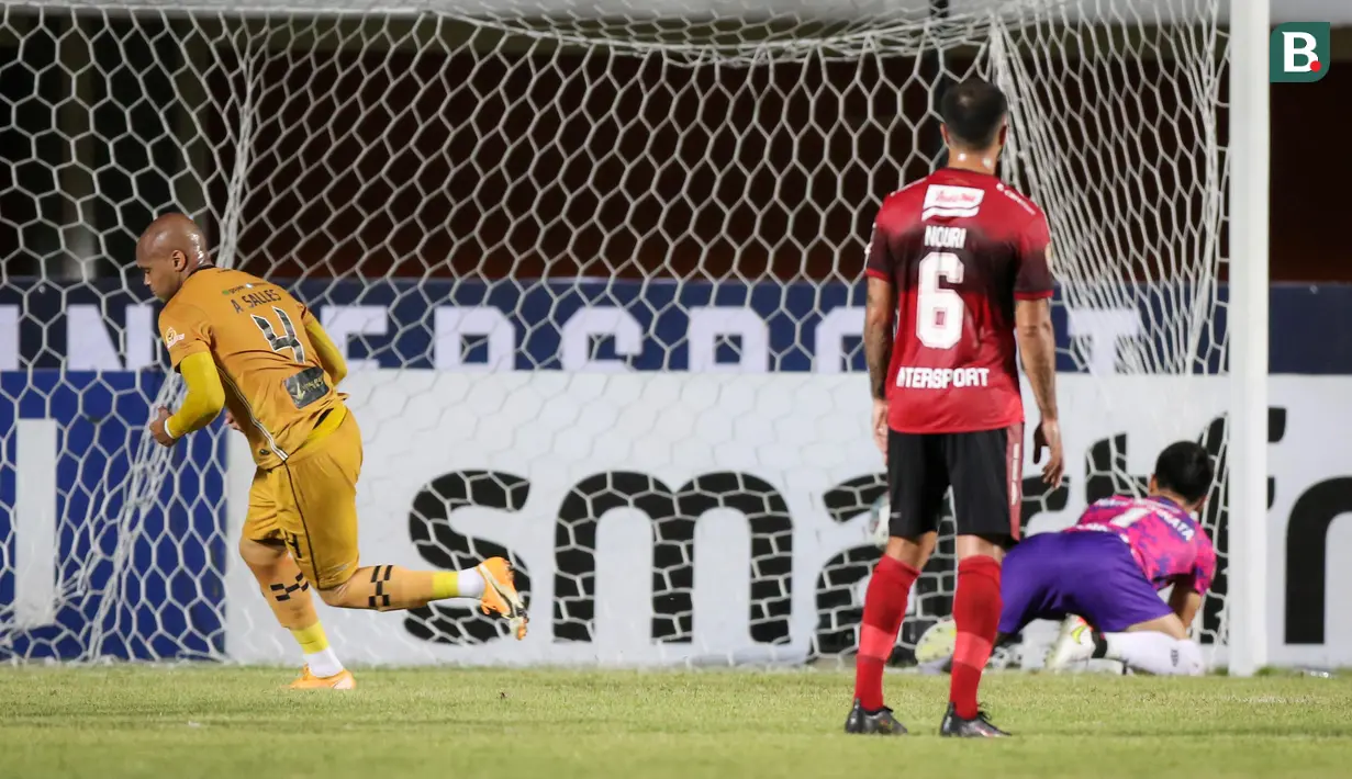 Bhayangkara keluar sebagai tim mampu mencetak gol terlebih dahulu di laga ini. Bek Anderson Salles tampil sebagai eksekutor penalti dengan mengarahkan bola ke sisi kiri gawang Bali United di menit ke-18. (Bola.com/Bagaskara Lazuardi)