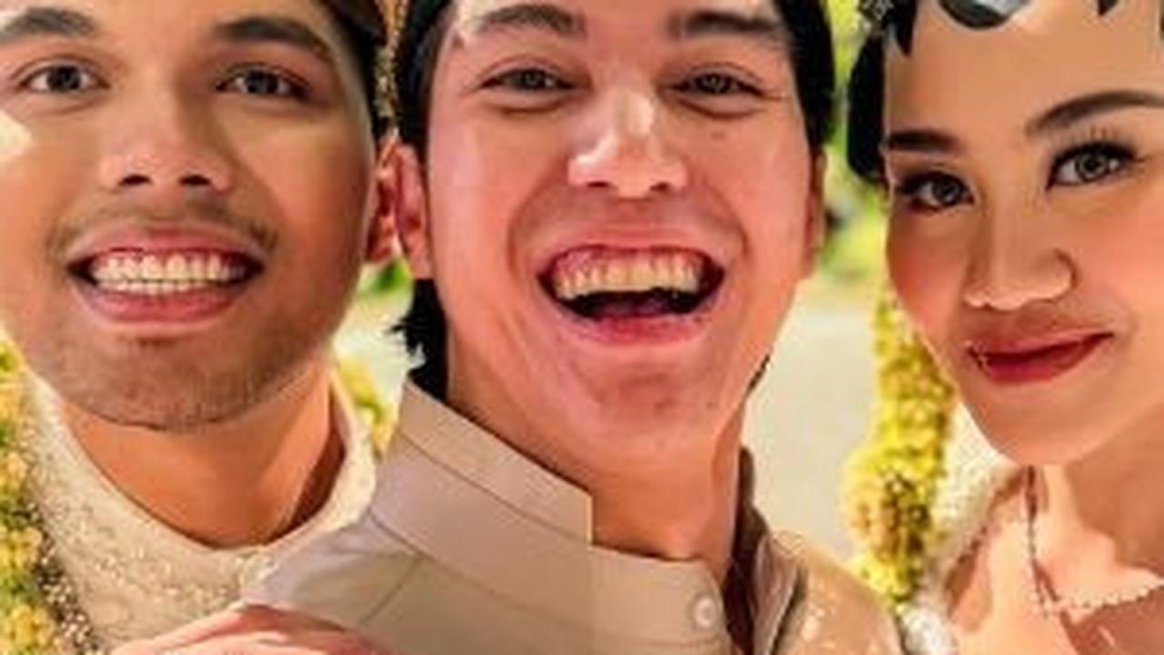 El Rumi didapuk sebagai groomsmen oleh Thariq secara langsung. Putra kedua Ahmad Dhani dan Maia Estianty ini tampil gagah dengan beskap cokelat lengkap dengan blangkon.
