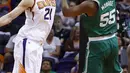Pebasket Boston Celtics, Greg Monroe, berusaha memasukkan bola saat pertandingan melawan Phoenix Suns pada laga NBA di Talking Stick Resort Arena, Selasa (27/3/2018). Boston Celtics menang 102-94 atas Phoenix Suns. (AP/Ross D. Franklin)