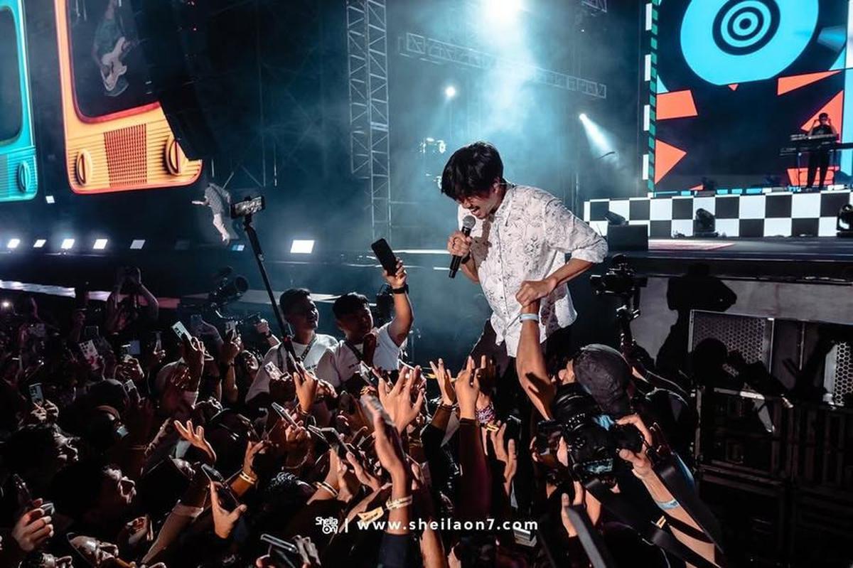 Potret Duta Sheila on 7 Genap Berusia 45 Tahun, Mata Tak Bisa Berdusta - Cara Lihat HP Bikin Fans Ngakak