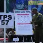 Petugas pertahanan sipil atau Hansip membantu petuagas KPPS dalam menjaga keamanan selama berlangsungnya proses pemungutan suara dalam simulasi pengamanan TPS di Mapolda Metro Jaya (Liputan6.com/Andrian M. Tunay)