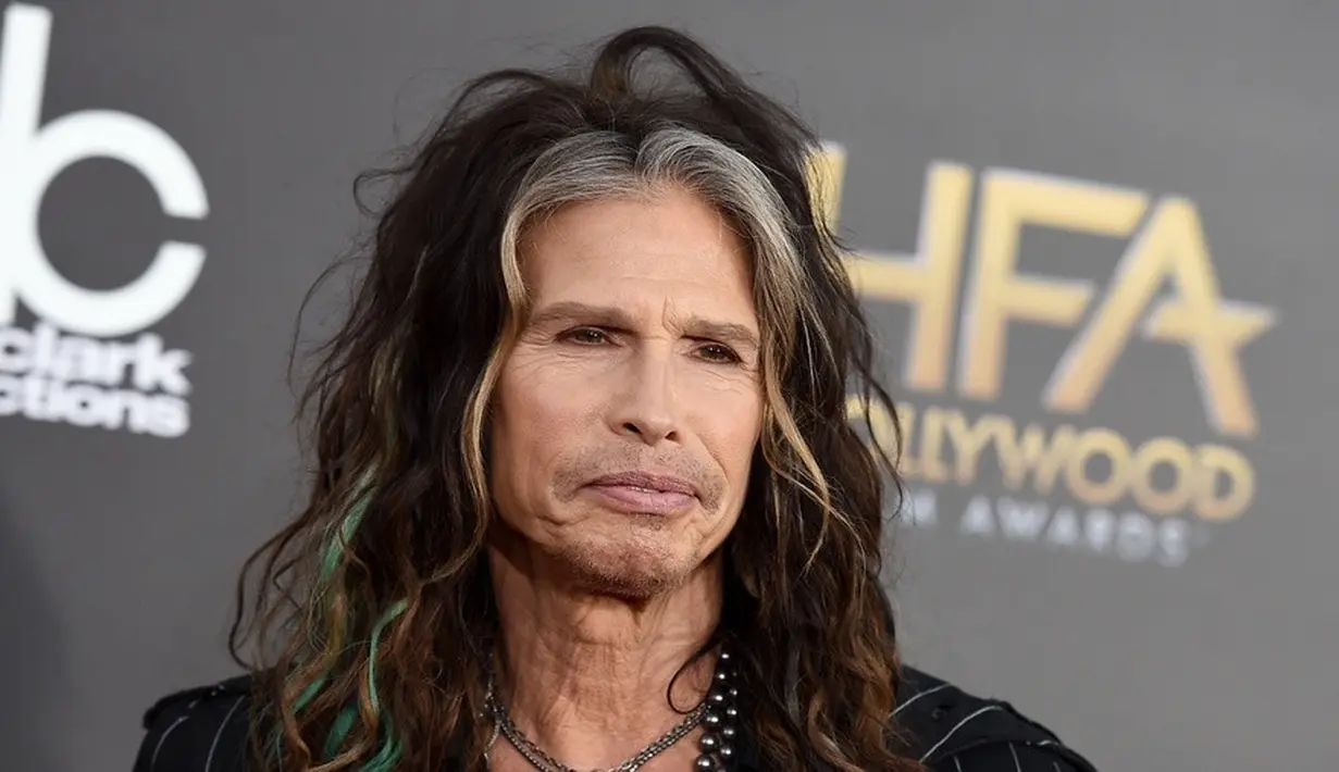 Steven Tyler miliki 4 anak dari 3 wanita yang berbeda. Mereka adalah Bebe Buell, Cyrinda Foxe dan Teresa Barrick. (WCVB-TV)