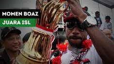 Kegembiraan Boaz Solossa setelah mengantarkan Persipura Jayapura menjuarai ISL pada musim 2012/2013.