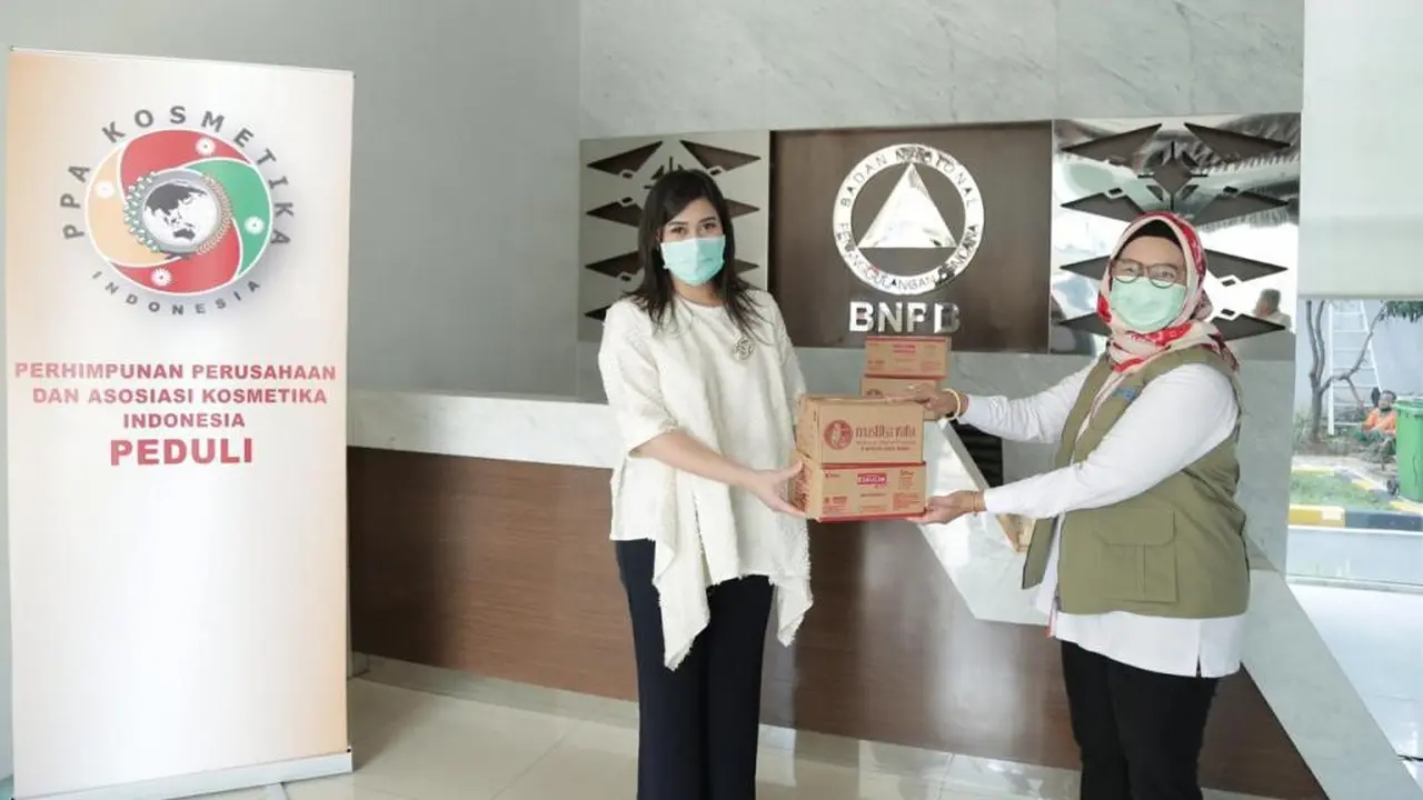 Ketua Harian PPA Kosmetika Indonesia, Kusuma Anjani menyerahkan bantuan  kepada Deputi Bidang Logistik dan Peralatan BNPB, Dra. Prasinta Dewi, M.A.P