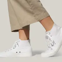 Perhatikan cara membersihkan sepatu berbahan kanvas (Credit: Freepik/rawpixel.com)