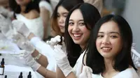 Puluhan Influencer Cantik Meriahkan Talkshow From Skin to Scent di Surabaya