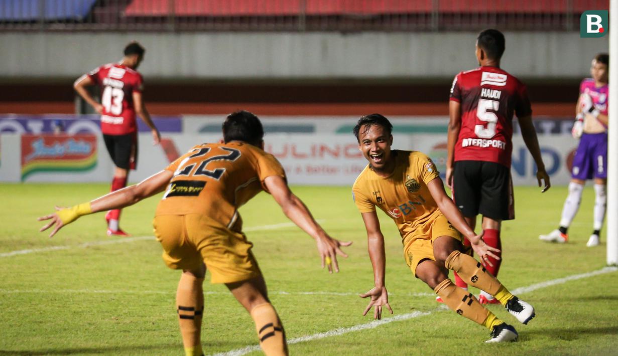 Pertandingan berjalan kian ketat memasuki paruh kedua. Bhayangkara FC kembali unggul saat babak kedua belum berjalan lima menit. Kali ini Hargianto melepas tembakannya tanpa bisa ditepis oleh Nadeo di menit ke-50. (Bola.com/Bagaskara Lazuardi)