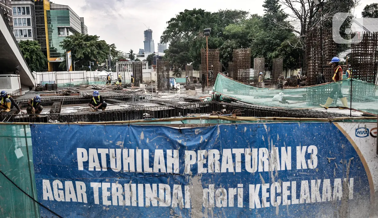 Aktivitas pekerja menyelesaikan proyek revitalisasi Taman Ismail Marzuki (TIM) Tahap I, Jakarta, Rabu (6/1/2021). Progres revitalisasi TIM Tahap I yang meliputi gedung perpustakaan, wisma seni, parkir taman, dan Masjid Amir Hamzah itu telah mencapai 55 persen. (merdeka.cim/Iqbal S.Nugroho)