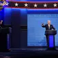 Presiden Donald Trump (kiri) dan calon presiden dari Partai Demokrat, mantan Wakil Presiden Joe Biden (kanan) saat debat presiden pertama di Case Western University and Cleveland Clinic, Cleveland, Ohio, Selasa (29/9/2020). (AP Photo/Julio Cortez)