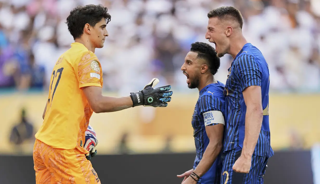 Kiper Al Hilal, Yassine Bounou (kiri) melakukan selebrasi dengan rekan setimnya setelah menggagalkan tendangan penalti pemain Real Madrid, Federico Valverde dalam laga Grup H Piala Dunia Antarklub 2025 melawan Real Madrid di Hard Rock stadium, Miami, Amerika Serikat, Kamis (19/06/2025) WIB. (AP Photo/Rebecca Blackwell)
