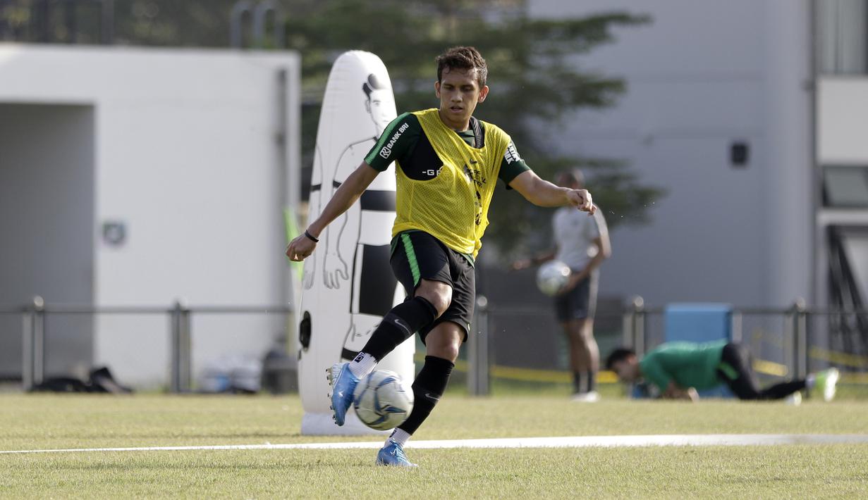 Pemain Timnas Indonesia U-23, Egy Maulana, mengontrol bola saat latihan di Lapangan G, Senayan, Rabu (6/11). Jelang SEA Games 2019, Timnas Indonesia U-23 terus pertajam transisi pemain. (Bola.com/Yoppy Renato)