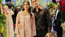 Zoe Abbas Jackson hadir bersama kekasihnya, Antonio Blanco, dengan tampilan yang selaras dan tetap mengusung sentuhan tradisional.  [@zoeabbas]