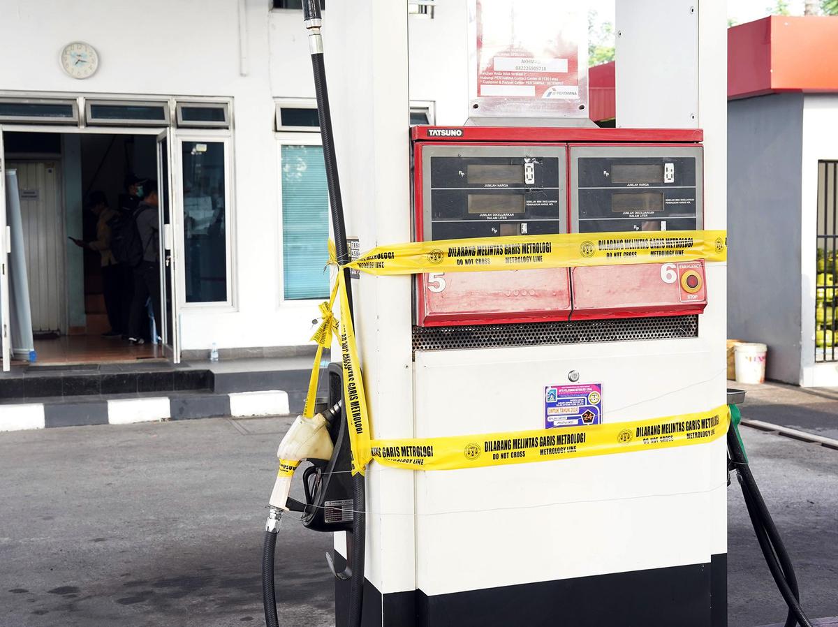 Mendag Budi Santoso Segel Mesin Pompa SPBU di Sleman