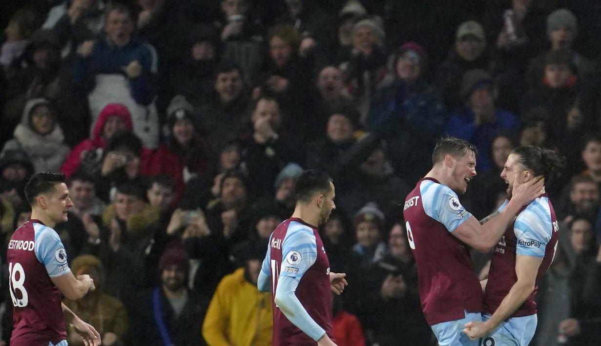 Hanya kurang dari dua menit usai kembali dari kamar ganti, Burnley sukses menyamakan kedudukan berkat gol Rodriguez yang sebelumnya menerima umpan terobosan brilian dari Wout Weghorst. (AP Photo/Jon Super)