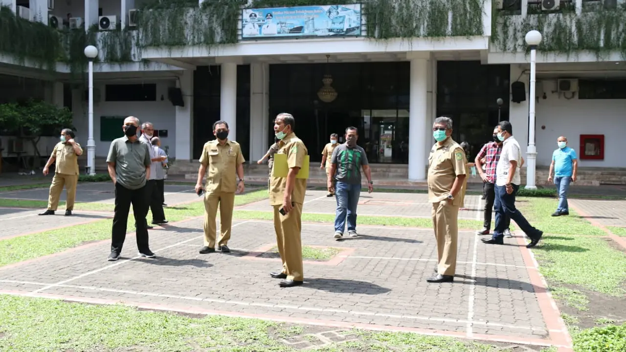 Pejabat dan pegawai Setdako Medan berjemur