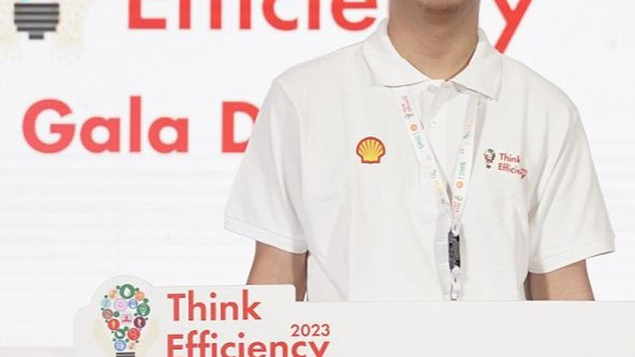 Perwakilan dari Power Chain (ITB), pemenang kategori digitalisasi.