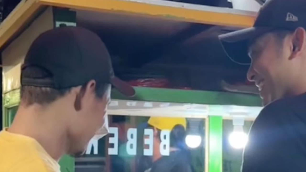 Pria Ganteng Ini Borong Dadagangan Tukang Bebek Goreng, Semua yang Lewat Diajak Makan Gratis 'Ya Allah Senangnya