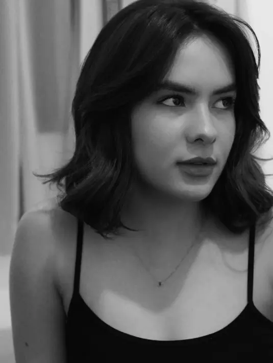 Dengan poni tanggung, rambutnya ditata belah tengah untuk membingkai wajah bulenya [@steffizamoraaa]