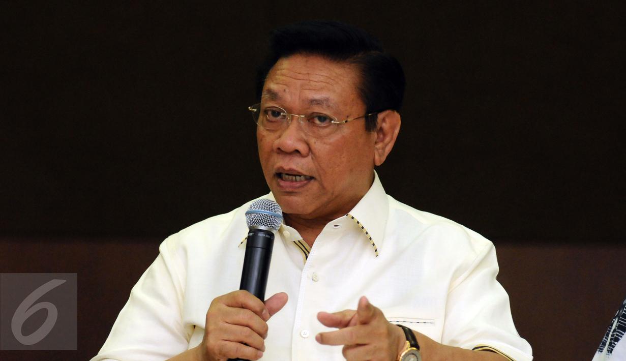 Fungsionaris Partai Golkar, Agung Laksono memberikan keterangan terkait pengunduran diri Setya Novanto sebagai Ketua DPR RI di Jakarta, Kamis (17/12/2015). Agung mengungkapkan sudah menyiapkan nama pengganti. (Liputan6com/Helmi Fithriansyah)