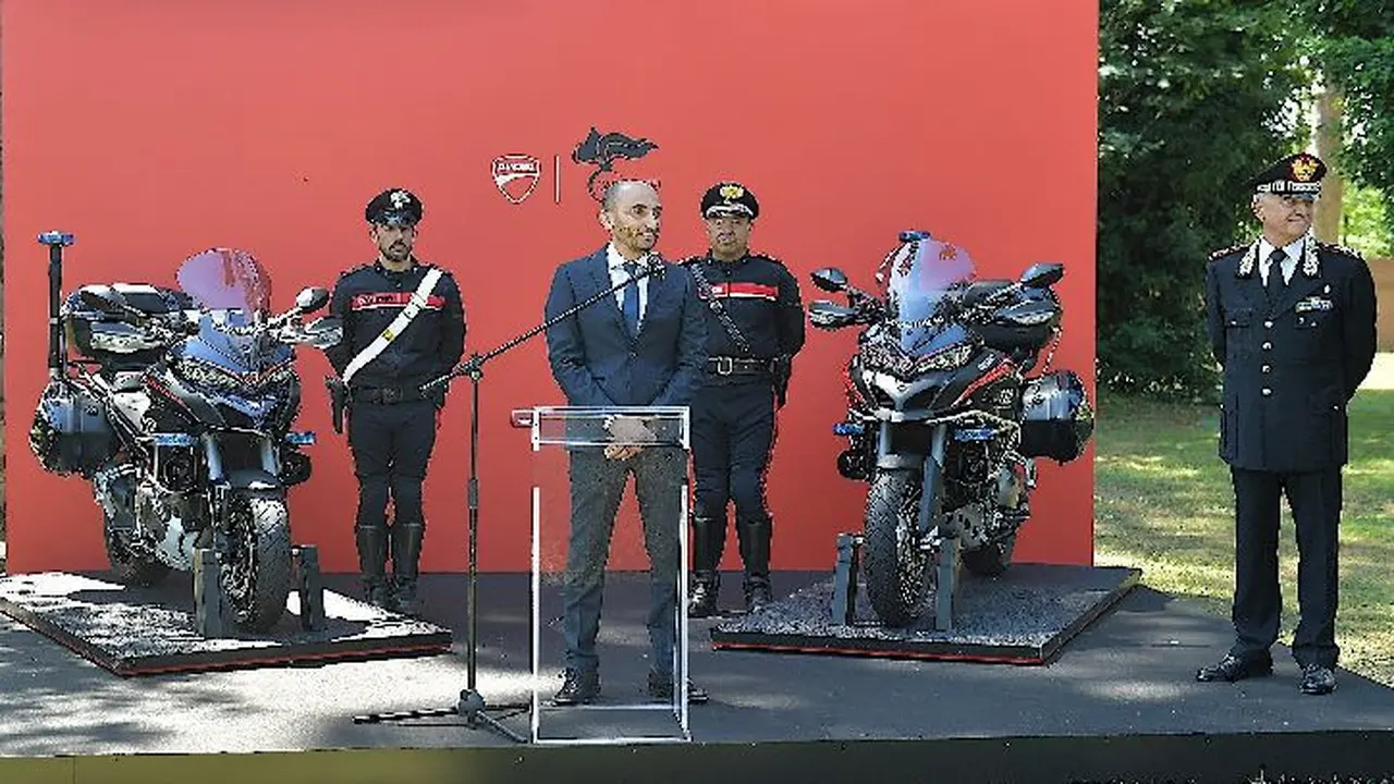 Kejar Penjahat, Polisi Italia Tunggangi Ducati Multistrada 1200 (Foto: Autoevolution)
