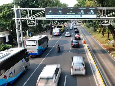 Kendaraan melintasi gerbang Electronic Road Pricing (ERP) di Jalan Medan Merdeka Barat, Jakarta, Rabu (20/11/2019). DKI Jakarta akan mengimplementasikan konsep ERP mulai tahun 2020. (merdeka.com/Iqbal Nugroho)