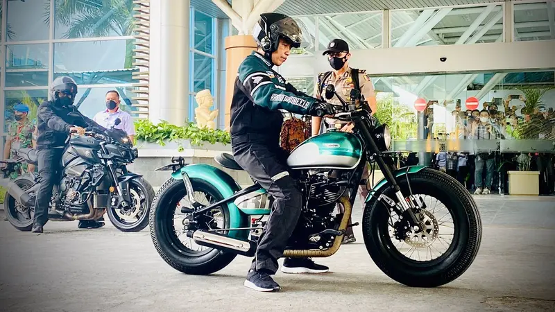 Presiden Jokowi mengendarai motor Kawasaki W175, Kamis (13/1/2022).