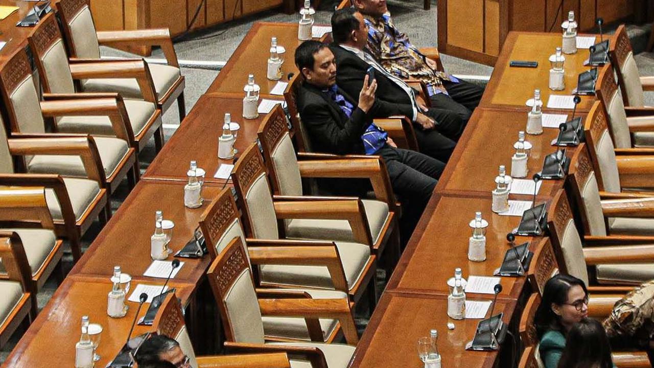 Pengesahan itu dilakukan dalam rapat paripurna yang dipimpin Ketua DPR Puan Maharani di Kompleks Parlemen pada Selasa (11/7/2023). Berikut foto-fotonya: