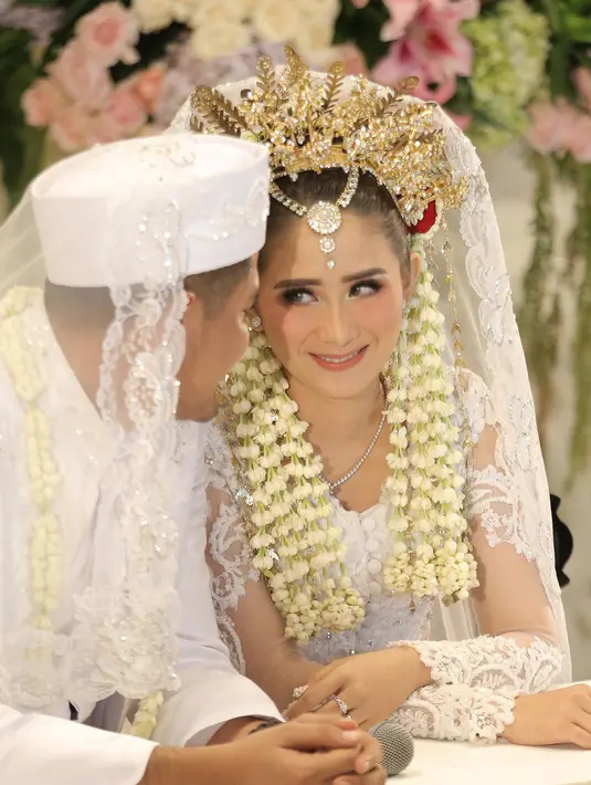 Sedikit kendala hingga membuat Puadin harus mengulang dua kali saat mengucapkan ijab kabul. Presenter olahraga itu mengaku gugup ketika berhadapan dengan penghulu. (Galih W. Satria/Bintang.com)