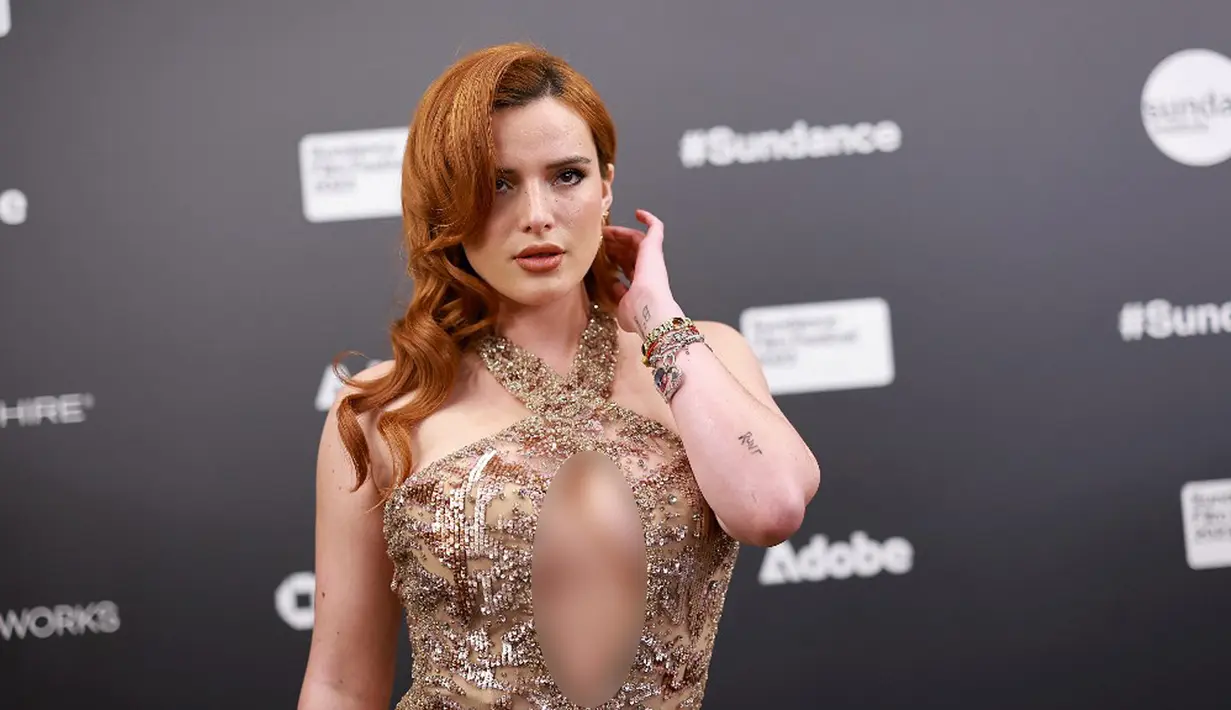 <p>Bella Thorne berpose saat menghadiri pemutaran perdana film Divinity pada acara Sundance Film Festival 2023 di Egyptian Theatre, Park City, Utah, Amerika Serikat, 21 Januari 2023. Aktris berusia 25 tahun itu tampil seksi dalam balutan gaun berpayet berwarna merah muda. (Matt Winkelmeyer/Getty Images/AFP)</p>