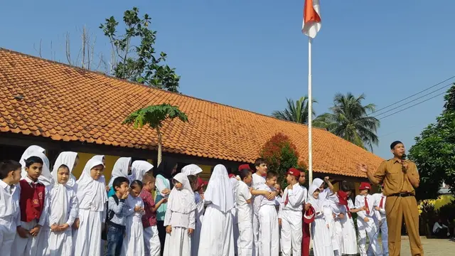 Sekitar 38 anak pengungsi dan pencari suaka internasional saat masuk hari pertama sekolah pada 15 Juli 2019 di sebuah SD negeri di Tangerang (Rizki Akbar Hasan / Liputan6.com)