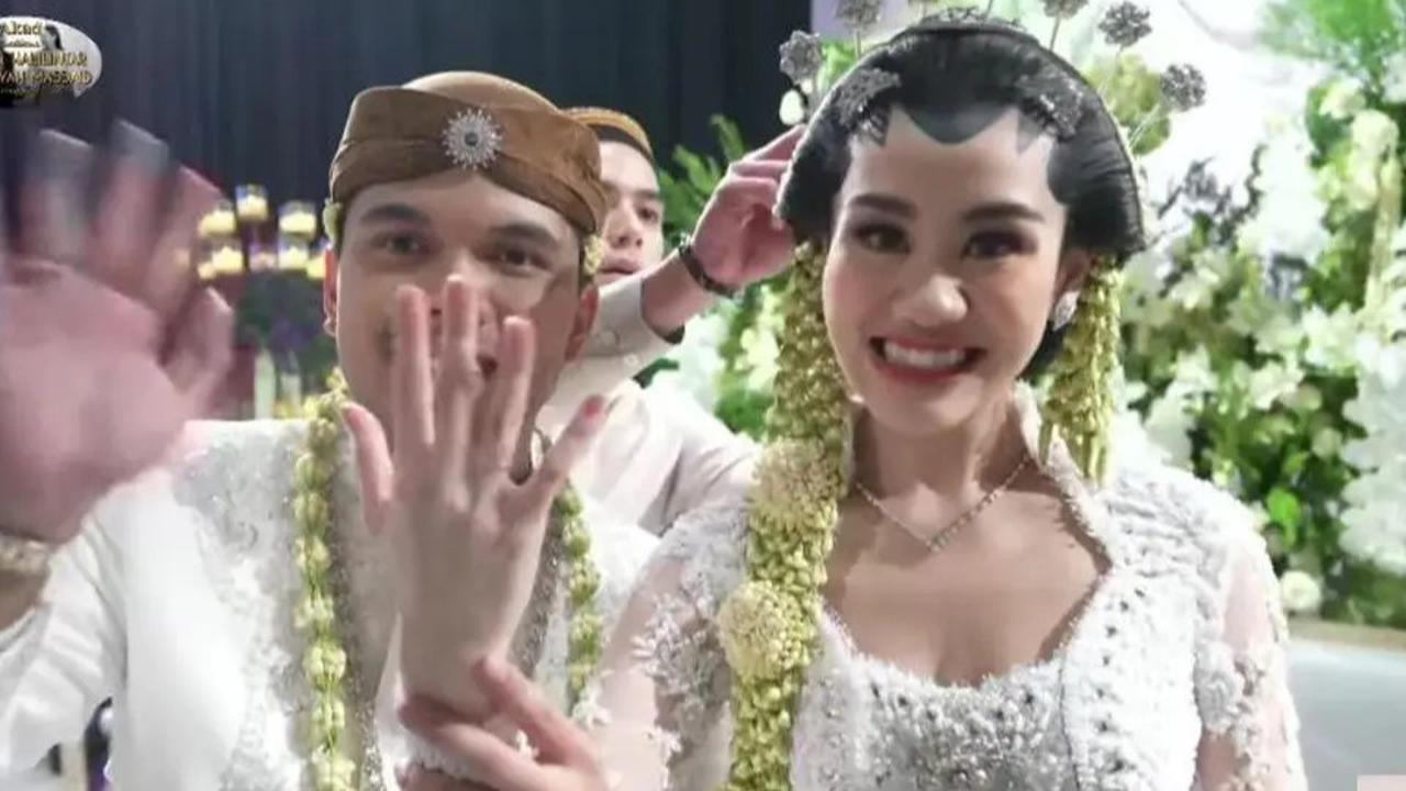Viral Lagi, Potret Al Ghazali & Alyssa Daguise Ambil Ronce Melati Aaliyah Massaid - Kini Sudah Resmi Menikah