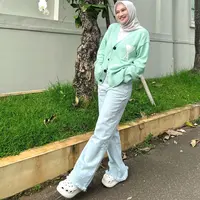 Gaya kasual Melody Laksani Eks JKT48 dengan cardigan warna hijau pastel, celana jeans, dan hijab krem cocok untuk hangout. [Instagram/melodylaksani92]