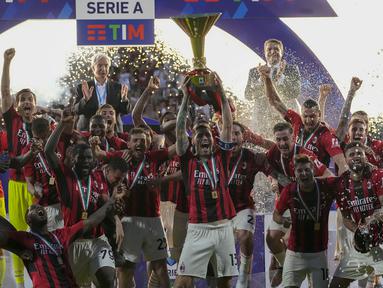 AC Milan akhirnya kembali merasakan gelar Serie A dengan menjuarai Liga Italia musim 2021/2022, dimana gelar terakhir mereka raih pada musim 2010/2011 alias 11 musim lalu. Keberhasilan AC Milan meraih scudetto yang ke-19 kalinya ini tidak lepas dari jasa 5 pemain pinjaman dalam skuat Rossoneri. Mau tau siapa saja mereka? Yuk disimak uraiannya! (AP/Antonio Calanni)