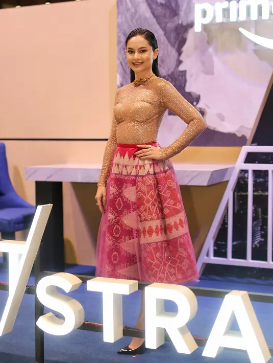 Clara Bernadeth memerankan Eva, istri Wisnu dan seorang ibu yang merasa ditinggalkan suaminya. [Foto: Adrian Putra/Fimela]