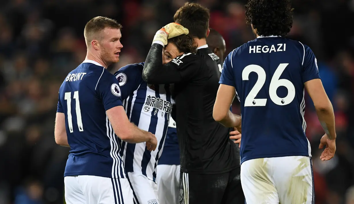 Para pemain West Brom merayakan keberhasilan menahan imbang Liverpool pada lanjutan Premier League di Anfield, Liverpool, (13/12/2017). Liverpool bermain imbang 0-0. (AFP/Paul Ellis)