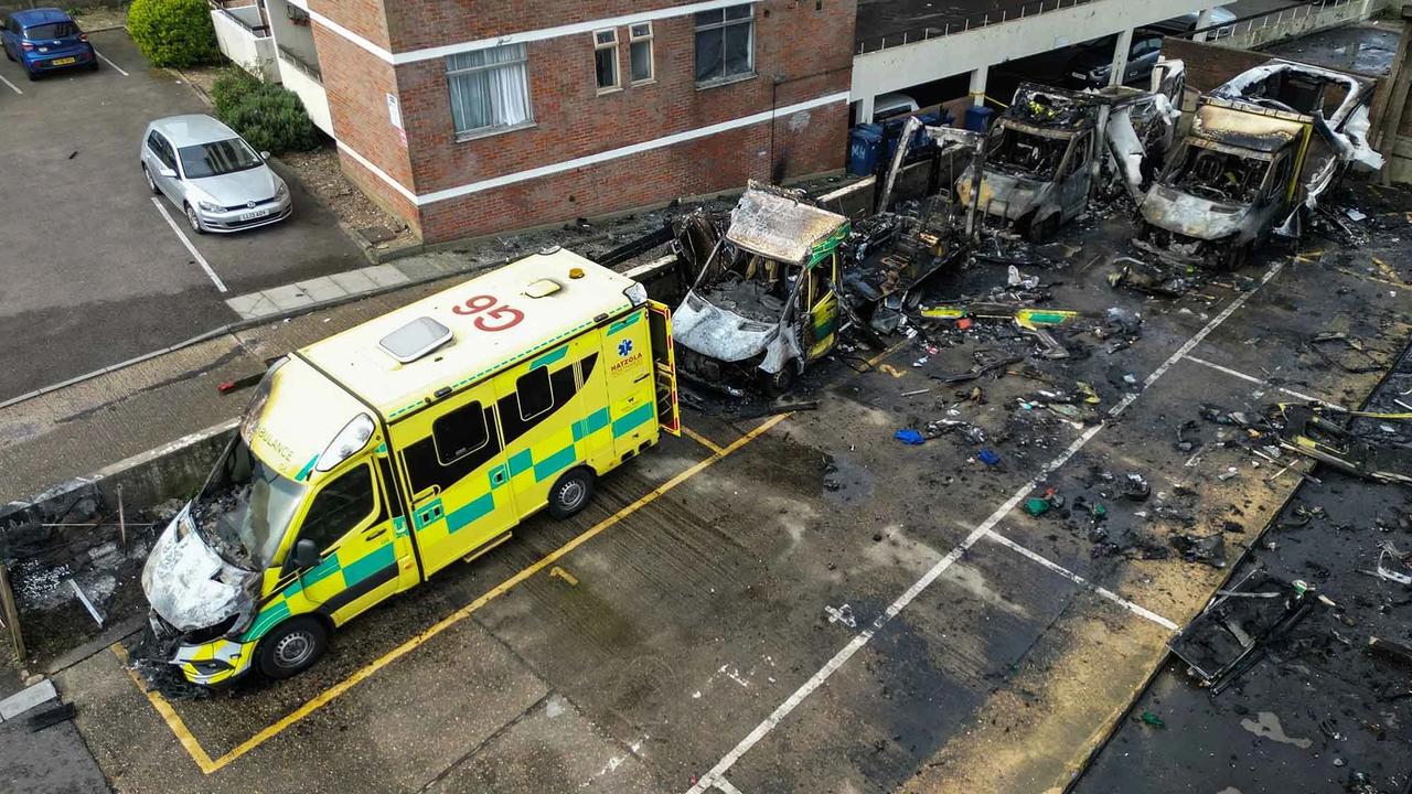 FOTO:  Ambulans Milik Komunitas Yahudi Dibakar di London Utara