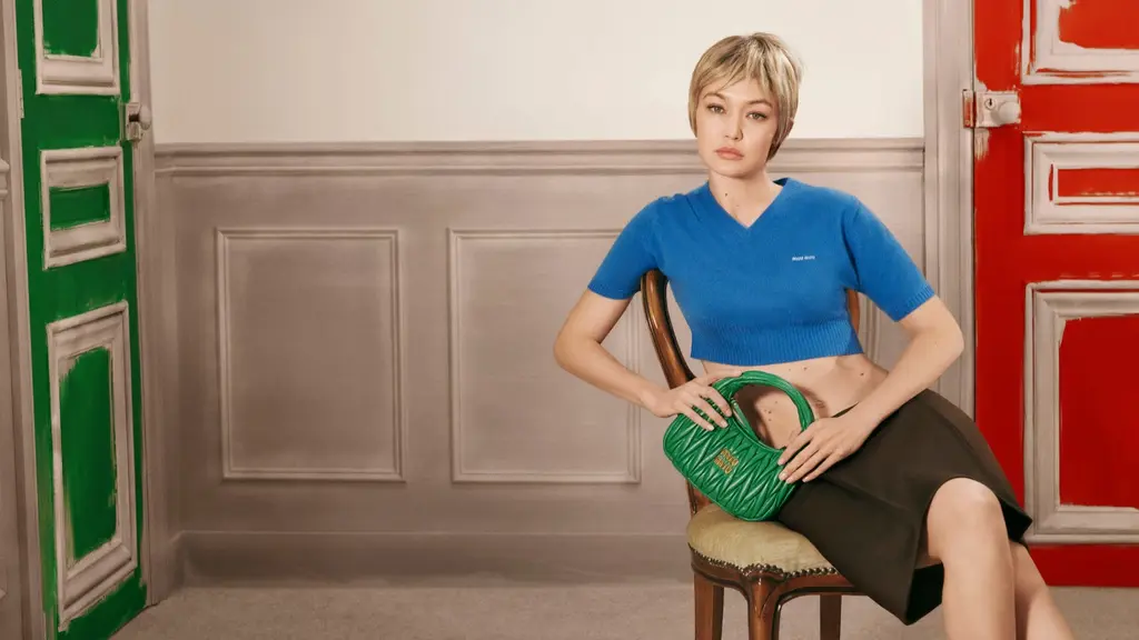 Dipotret oleh Steven Meisel, kampanye ini memperlihatkan karakter perempuan muda yang percaya diri, bebas, dan berani mengubah ruang klasik menjadi lebih personal. [Dok/Miu Miu].