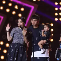 Ricky Harun bersama keluarga dalam acara Infotainment Awards 2016 (Yunan Laziale/Bintang.com)
