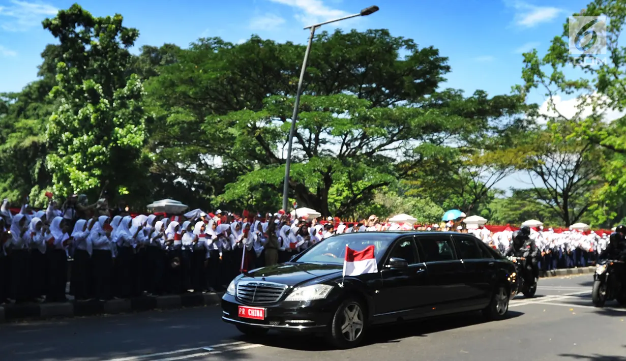 Mobil yang membawa PM China Li Keqiang melintas di kawasan Istana Bogor, Senin (7/5). Li juga akan membahas peningkatan hubungan kerja sama perdagangan Indonesia-China. (Merdeka.com/Arie Basuki)