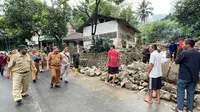 Bupati Rudy dalam kunjungan perdana ke lokasi bencana banjir bandang dan longsor di kecamatan Cisompet, wilayah Garut Selatan. (Liputan6.com/Jayadi Supriadin)