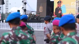 Panglima TNI, Marsekal TNI Hadi Tjahjanto saat memberi arahan pada pembukaan pameran Alat Utama Sistem Persenjataan TNI di Kawasan Monas, Jakarta, Kamis (27/9). Pameran ini berlangsung hingga 29 September. (Liputan6.com/Helmi Fithriansyah)
