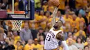 Forward Cleveland Cavaliers, LeBron James (23), melakukan slam dunks pada Final Wilayah Timur, NBA Playoffs 2016 di Quicken Loans Arena, Cleveland, Rabu (18/5/2016) WIB. Cavs menang 115-84. (Ken Blaze-USA TODAY Sports/Reuters)