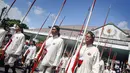 Prajurit Keraton Yogyakarta mengikuti prosesi Grebeg Syawal Keraton Yogyakarta, (29/7/2014). Grebeg Syawal merupakan perwujudan Hajat Dalem Keraton Ngayogyakarta Hadiningrat untuk rakyatnya. (ANTARA FOTO/Andreas Fitri Atmoko)
