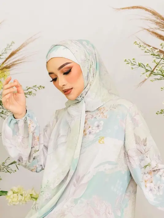 <p>Kesibukan Zaskia Gotik kini diisi dengan menjahit, merapikan kerudung dagangan, hingga melabeli sendiri, hingga mengemasnya didistribusikan ke pembeli. (Liputan6.com/IG/zaskia_gotix)</p>