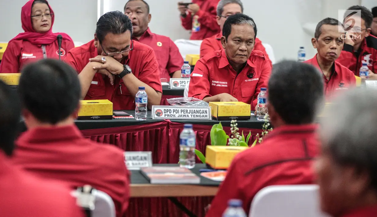 Pimpinan partai tingkat provinsi (DPD) mengikuti Rapat Kordinasi Nasional (Rakornas) pemenangan Pileg dan Pilpres 2019 di kantor DPP PDIP, Jakarta, Sabtu (1/12). Rakornas mengambil tema 'Berjuang Untuk Kesejahteraan Rakyat'. (Liputan6.com/Faizal Fanani)