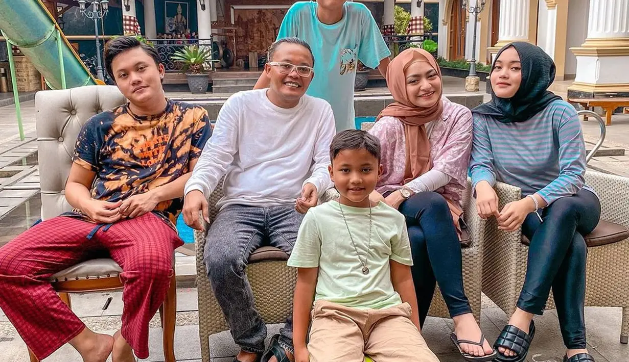 Melihat Sule dan Nathalie Holscher memang sangat berbahagia. Terlebih Nathalie yang juga sudah berhasil memikat hati anak-anak Sule. Dengan mudahnya mereka sudah menganggap Nathalie sebagai ibunya. (Instagram/ferdinand_sule)