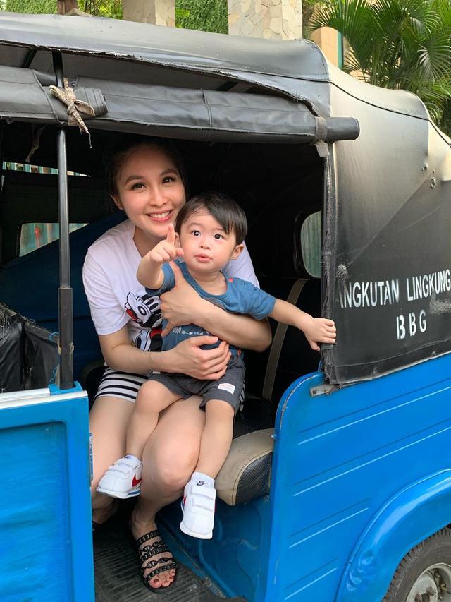 7 Potret Sederhana Raphael Moeis dan Sandra Dewi Naik Bajaj