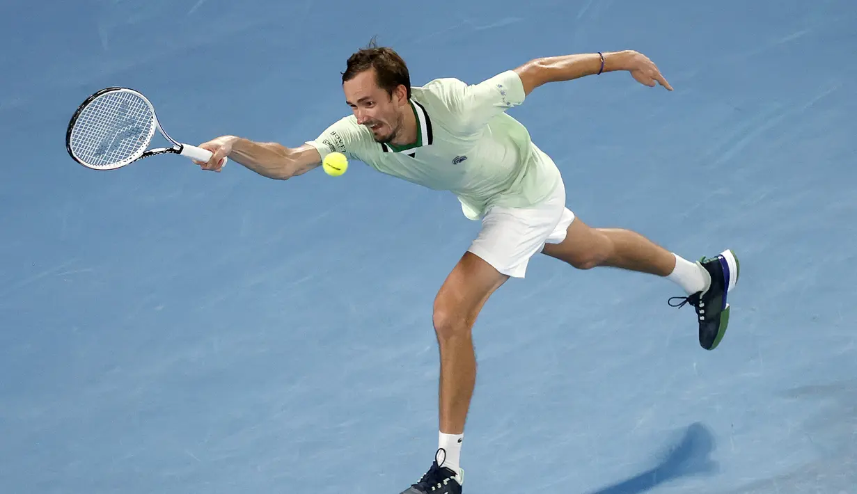 Daniil Medvedev dari Rusia berusaha mengembalikan bola pukulan Rafael Nadal asal Spanyol pada pertandingan final tunggal putra Tenis Australia Open 2022 di Melbourne, Minggu (31/1/2022). (AP Photo/Tertius Pickard)