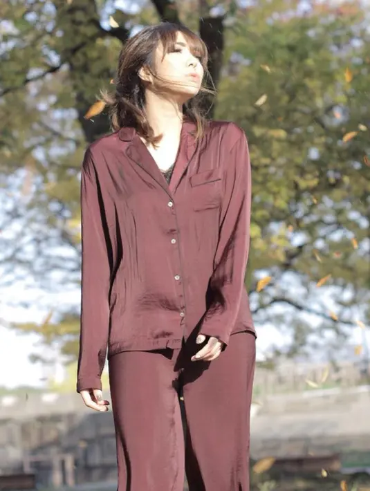 Gisell tak hanya cantik saat berdandan dengan busananya yang modis. Pakai piyama seperti ini saja, bisa membuat Gading semakin terpesona melihatnya. (Instagraam/gisel_la)