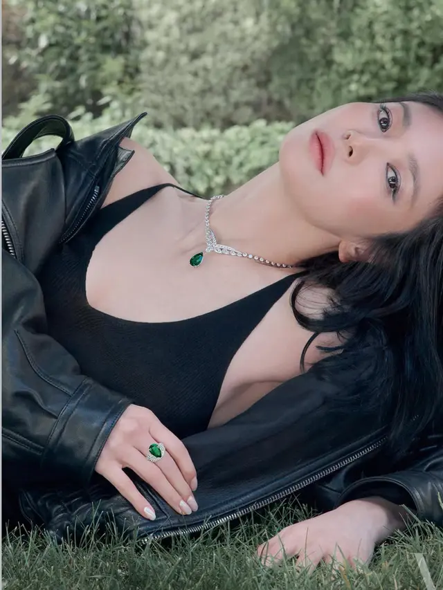 Song Hye Kyo saat Jadi Cover Vogue China tampil serba hitam. [@kyo1122]